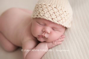 neugeborenenfotos junge baby babyfotos newbornshooting babyfotografin julia oehme fotostudio leipzig halle molauer land fotograf
