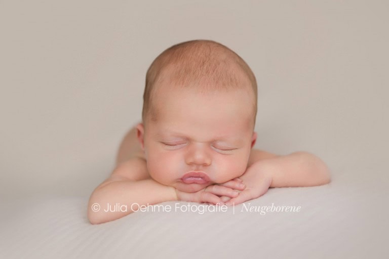 neugeborenenfotos junge baby babyfotos babybilder babyfotografin julia oehme fotostudio leipzig chemnitz dresden fotograf