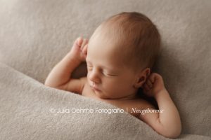 neugeborenenfotos babyfotos fotoshooting newborn leipzig halle chemnitz dresden babyfotoshooting berlin fotostudio julia oehme babyfotografie