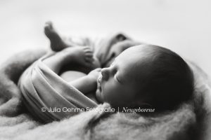 neugeborenenfotos babyfotos fotoshooting newborn leipzig halle chemnitz dresden babyfotoshooting berlin fotostudio julia oehme babyfotografie