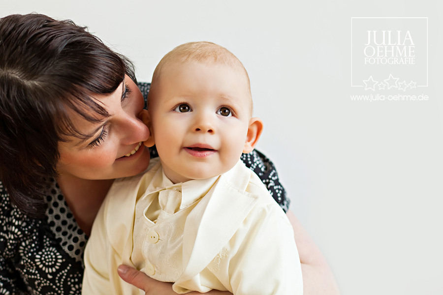 h-20111203-kinderfotograf-leipzig-1 Mama kuschelt mit ihrem Sohn im Taufanzug