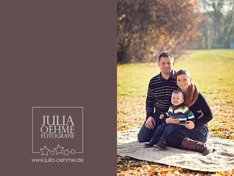 k-20111112-familienfotograf-halle-5 Kleine Familie posiert im Park für Fotoshooting im Herbst