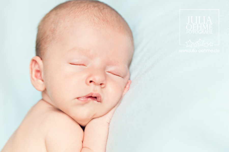 l-20111205-neugeborenenfotograf-leipzig-3-blog süsses kleines Baby verschläft Fotoshooting