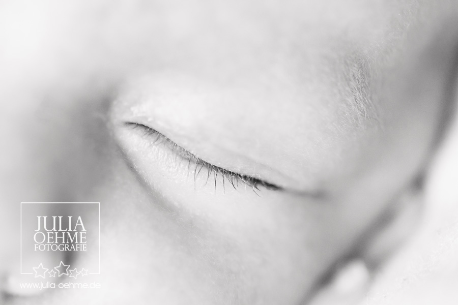 l-20111205-neugeborenenfotograf-leipzig-4-blog Lange Babywimpern in schwarzweiß