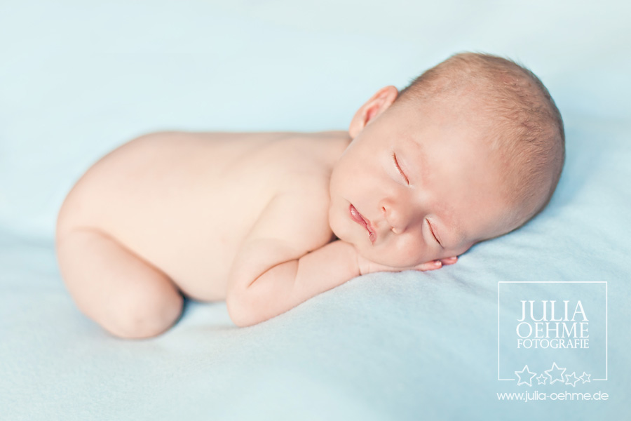 l-20111205-neugeborenenfotograf-leipzig-5-blog Baby positioniert auf blauer decke